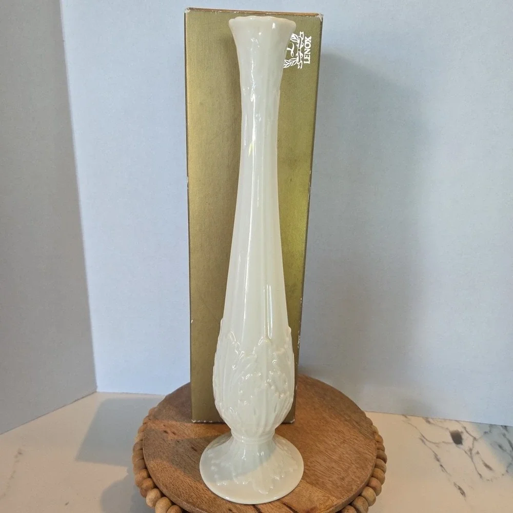 LENOX BUD VASE 10 3/4 Cream Colored EXCELLENT CONDITION‎ Raised Porcelain